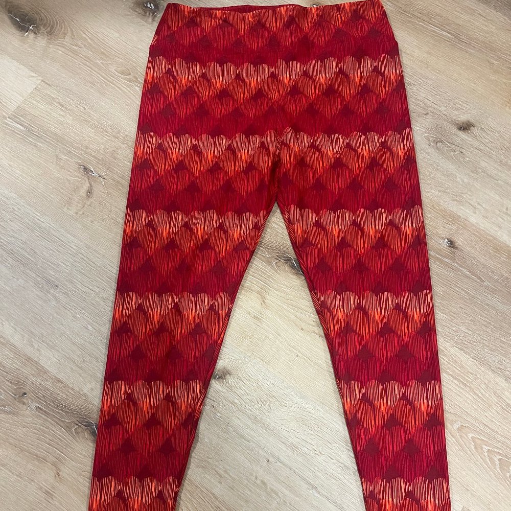 20% off 3+ items. Really cute red heart leggings in Tall & Curvy. NEVER WORN!